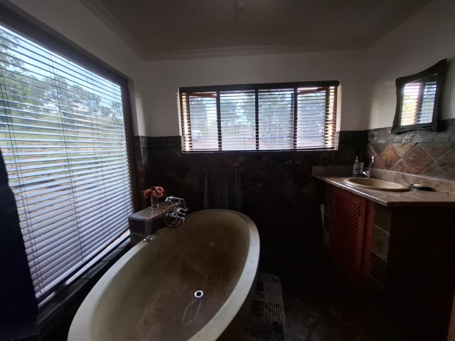 5 Bedroom Property for Sale in Waterkloof East North West